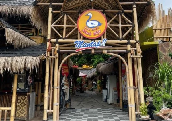 Bebek Kremes Mas Eko: Resto Legendaris dengan Suasana Pedesaan dan Menu Andalan Sejak 2007