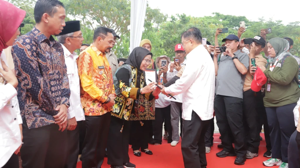 Ratu Tatu Chasanah Terima Penghargaan dari PMI Pusat atas Dukungan Penanggulangan Bencana di Kabupaten Serang