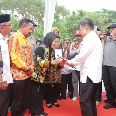 Ratu Tatu Chasanah Terima Penghargaan dari PMI Pusat atas Dukungan Penanggulangan Bencana di Kabupaten Serang