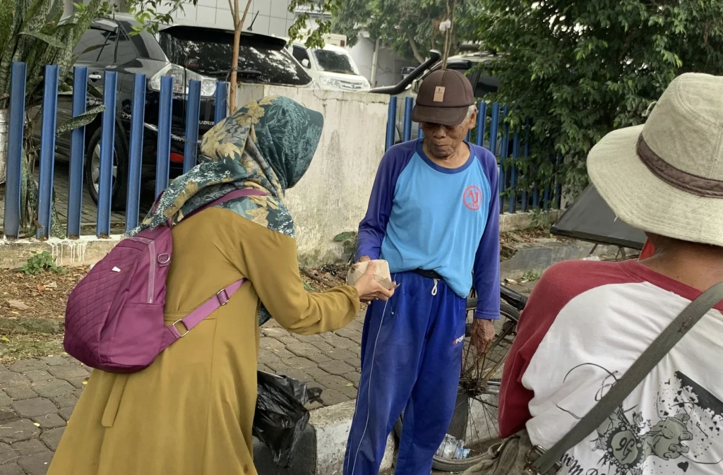 Rekrut Mahasiswa: Komunitas Suara Kebaikan Berbagi Nasi Bungkus di Sekitar Alun-Alun Rangkasbitung