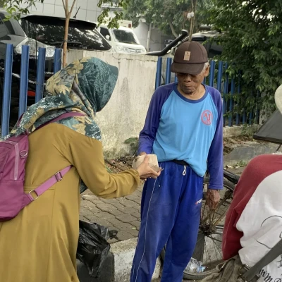 Rekrut Mahasiswa: Komunitas Suara Kebaikan Berbagi Nasi Bungkus di Sekitar Alun-Alun Rangkasbitung