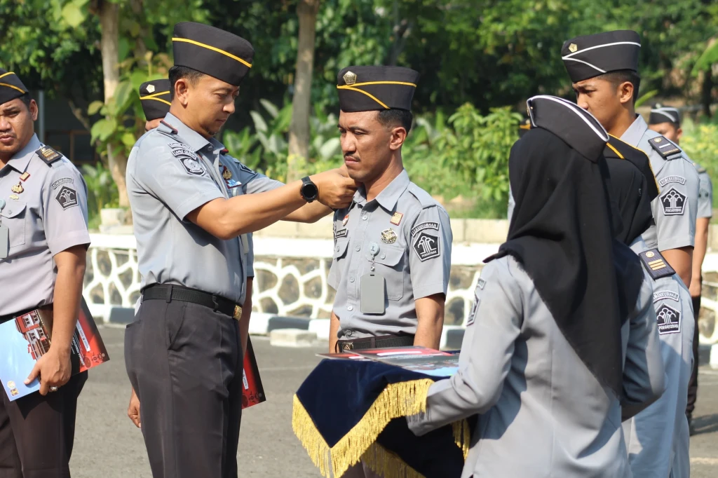 Apresiasi Kinerja: Lapas Kelas IIA Cilegon Gelar Upacara Kenaikan Pangkat Pegawai Berprestasi