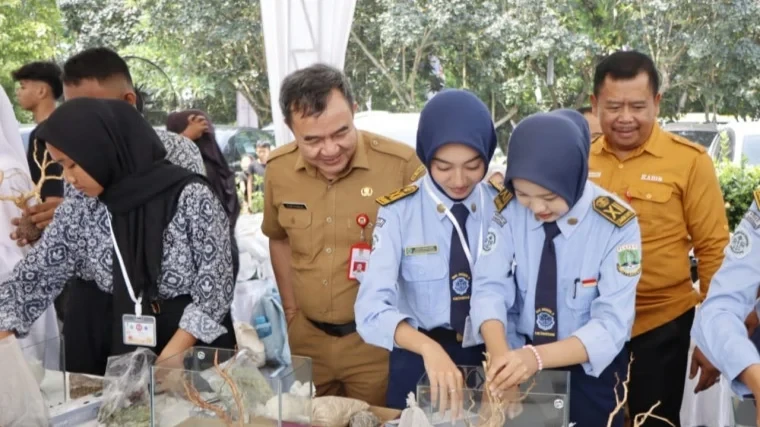 Penjabat Sekretaris Daerah Kabupaten Tangerang, Soma Atmaja, resmi membuka Lomba Ikan Hias 'Quick Setting Aquascape' dalam rangka memperingati HUT ke-392 Kabupaten Tangerang