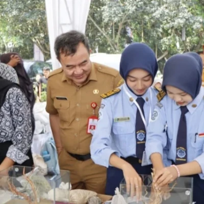 Penjabat Sekretaris Daerah Kabupaten Tangerang, Soma Atmaja, resmi membuka Lomba Ikan Hias 'Quick Setting Aquascape' dalam rangka memperingati HUT ke-392 Kabupaten Tangerang