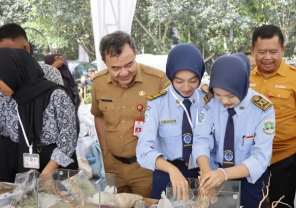 Penjabat Sekretaris Daerah Kabupaten Tangerang, Soma Atmaja, resmi membuka Lomba Ikan Hias 'Quick Setting Aquascape' dalam rangka memperingati HUT ke-392 Kabupaten Tangerang
