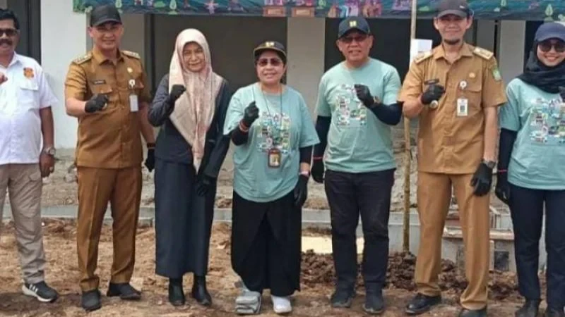 Kecamatan Tangerang Lakukan Penanaman Pohon Sambut Hari Kota Dunia di Revitalisasi Pasar Anyar