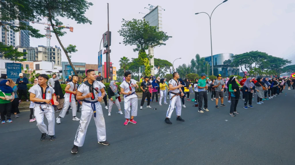 Pjs Wali Kota Tangsel Beri Semangat Atlet dalam Kirab Menuju Porkot 2024 dan Persiapan Porprov 2026