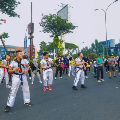 Pjs Wali Kota Tangsel Beri Semangat Atlet dalam Kirab Menuju Porkot 2024 dan Persiapan Porprov 2026