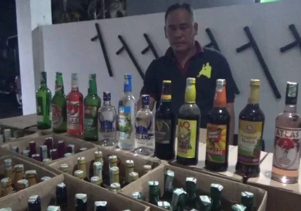 Petugas Trantibum Ciledug Gerebek Toko Plastik Mika yang Edarkan Minuman Keras Ilegal