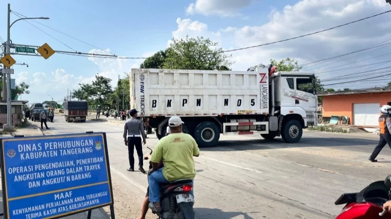 Dishub Kabupaten Tangerang Tertibkan Lima Truk Melanggar Jam Operasional Angkutan Barang Tambang