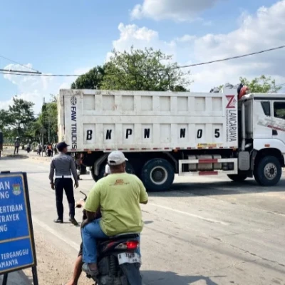 Dishub Kabupaten Tangerang Tertibkan Lima Truk Melanggar Jam Operasional Angkutan Barang Tambang