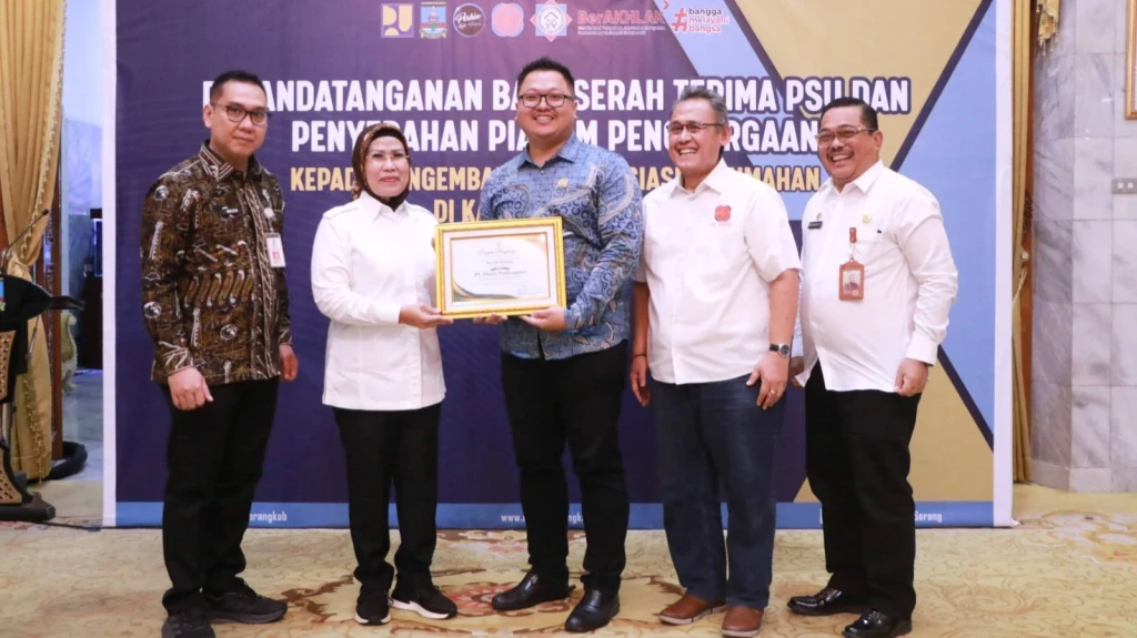 Bupati Serang Teken Serah Terima PSU Perumahan dan Serahkan Penghargaan kepada Pengembang