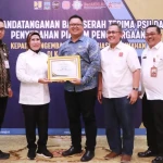 Bupati Serang Teken Serah Terima PSU Perumahan dan Serahkan Penghargaan kepada Pengembang