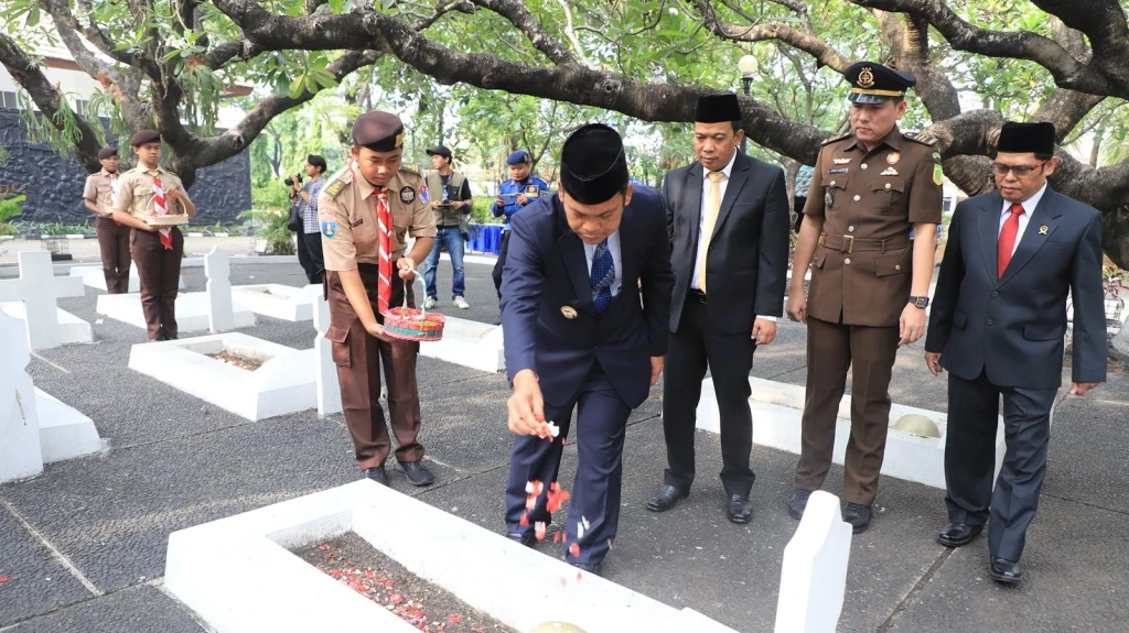 Khidmat Peringatan Hari Pahlawan: Pemkot Tangerang Gelar Upacara dan Tabur Bunga di TMP Taruna