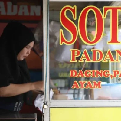 Lezatnya Soto Padang Uni Eva Karawaci: Sensasi Kuah Bening Khas Minang yang Memikat