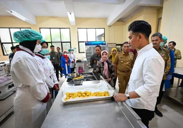 Wapres Gibran Rakabuming Tinjau Uji Coba Program Makan Bergizi Gratis di SMKN 3 Tangerang