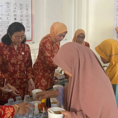 Dharma Wanita Lapas Cilegon Gelar Aksi Sosial "Makan Siang Gratis" Berbagi Bakso