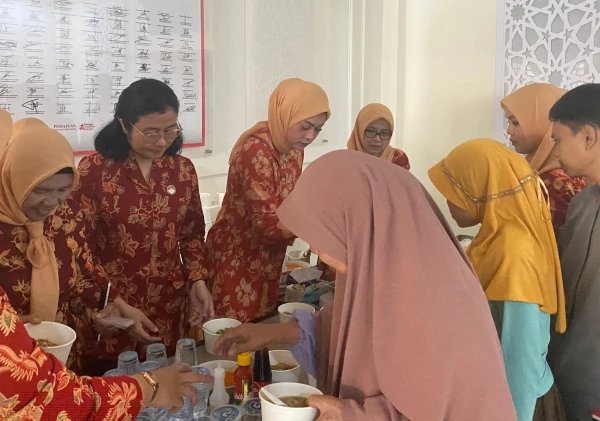 Dharma Wanita Lapas Cilegon Gelar Aksi Sosial "Makan Siang Gratis" Berbagi Bakso