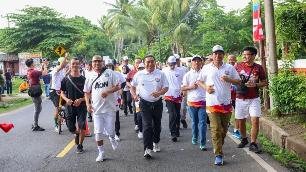 Pj Gubernur Banten Lepas Ribuan Peserta Lomba Lari Banten 10K di Anyer