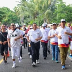 Pj Gubernur Banten Lepas Ribuan Peserta Lomba Lari Banten 10K di Anyer