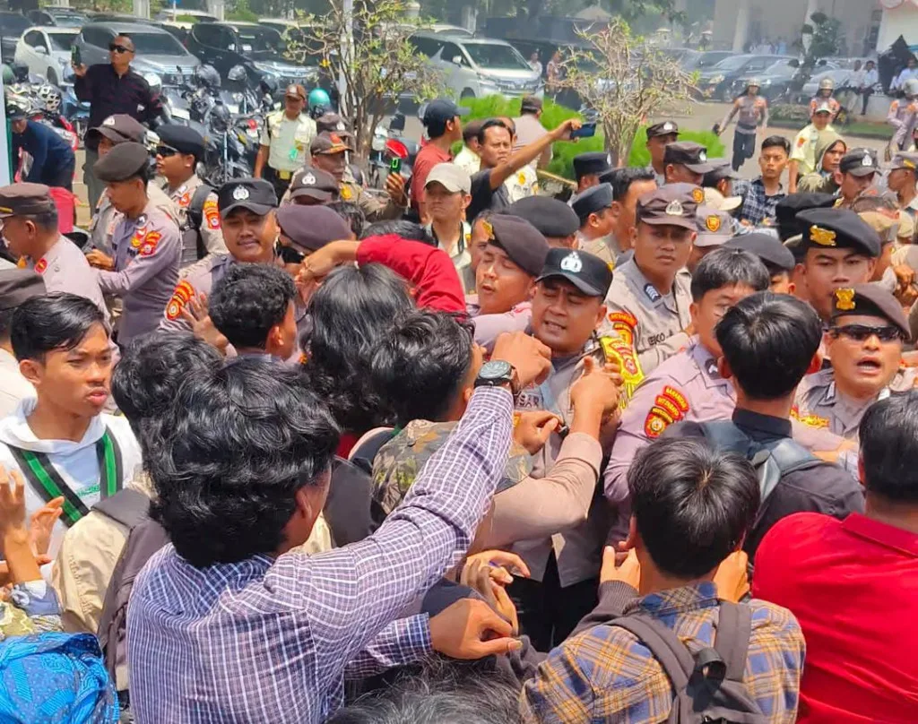 HUT ke-499 Kabupaten Serang Sempat Ricuh, Mahasiswa dan Polisi Saling Dorong di Depan Pendopo