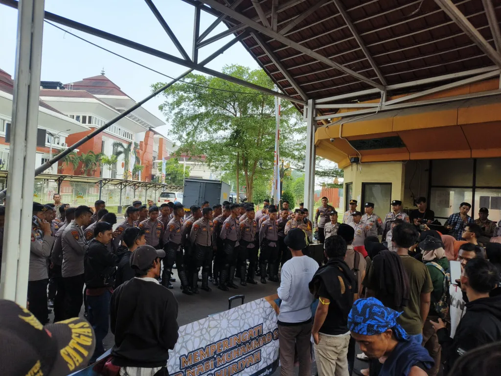 Warga Cileles Sampaikan Aspirasi Jalan Rusak ke DPRD Banten, Soroti Ketimpangan Pembangunan di Usia 25 Tahun Provinsi