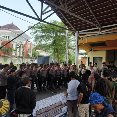 Warga Cileles Sampaikan Aspirasi Jalan Rusak ke DPRD Banten, Soroti Ketimpangan Pembangunan di Usia 25 Tahun Provinsi