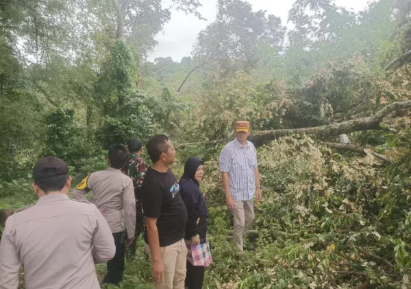 CAMAT MANCAK SIGAP TANGANI BENCANA DI DESA WINONG