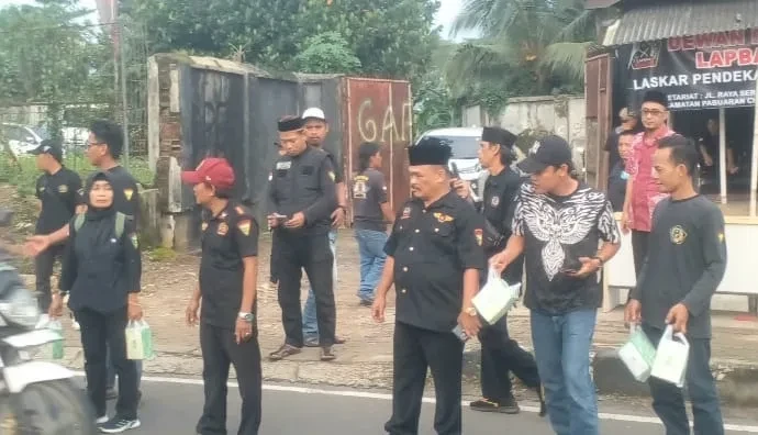 Ormas Lapbas Indonesia Bagikan 500 Bok Takjil di Kota Serang