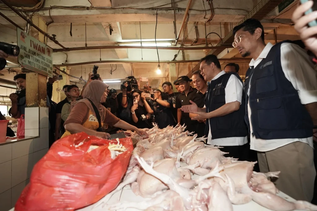 Mendag, Menteri LH, dan Wali Kota Jakarta Timur Bersihkan Pasar Kramat Jati Sambil Tinjau Harga