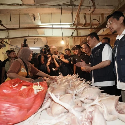 Mendag, Menteri LH, dan Wali Kota Jakarta Timur Bersihkan Pasar Kramat Jati Sambil Tinjau Harga