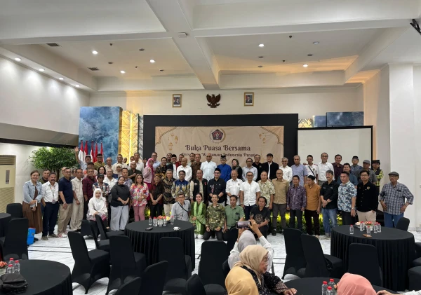 PWI Pusat Gelar Buka Puasa Bersama, Ketum Akhmad Munir Ajak Wartawan Tata Mental