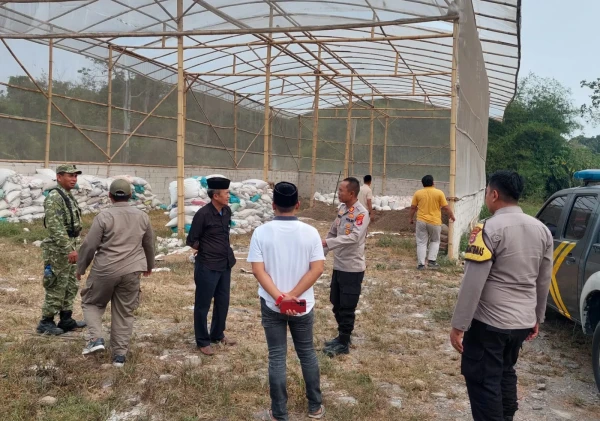 Warga Keluhkan Bau Kotoran Ayam di Mander, Polsek Pamarayan Turun Tangan