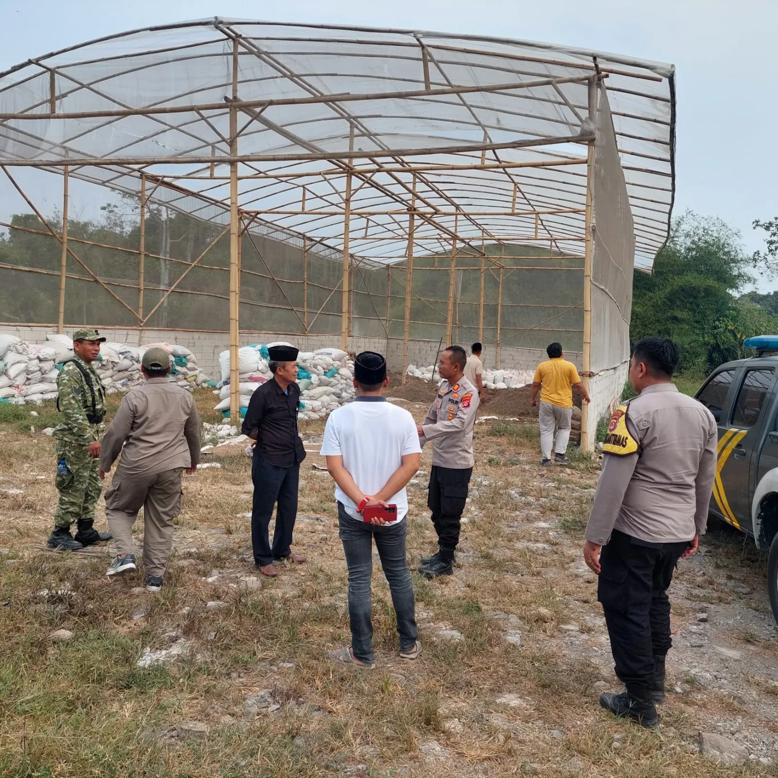 Warga Keluhkan Bau Kotoran Ayam di Mander, Polsek Pamarayan Turun Tangan