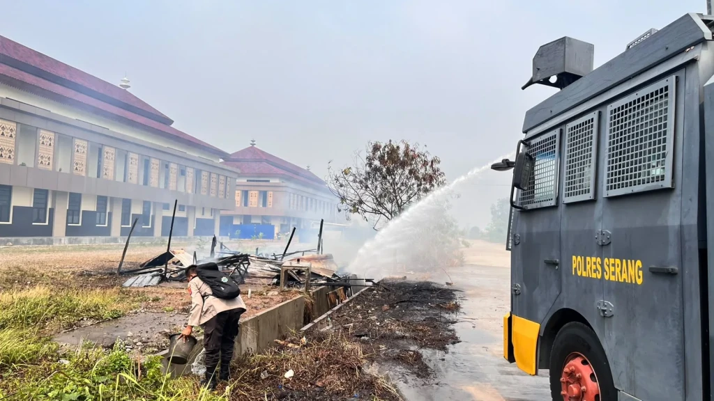 Warung Terbakar di Puspemkab Serang, Polisi Kerahkan Mobil AWC