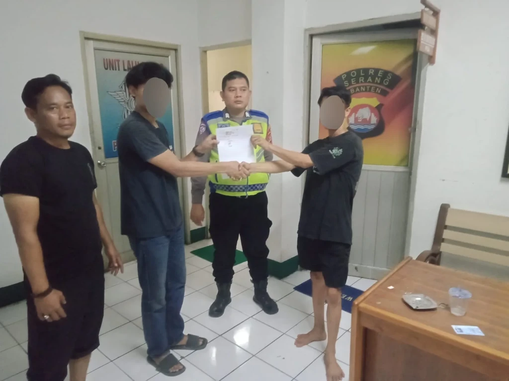 Nyaris Baku Hantam, Polsek Cikande Damaikan Dua Sopir Angkot di Depan PT Nikomas