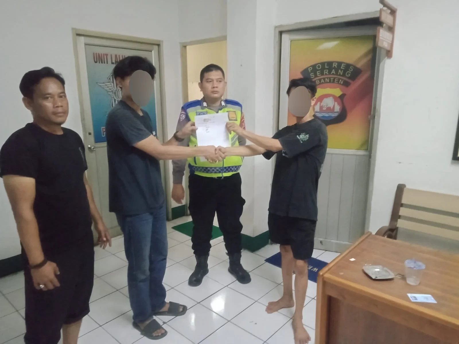 Nyaris Baku Hantam, Polsek Cikande Damaikan Dua Sopir Angkot di Depan PT Nikomas