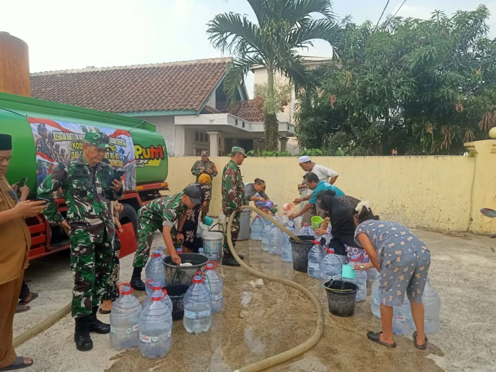 Wujud Kepedulian, TNI-Polri Bantu Air Bersih Warga Pematang Kragilan
