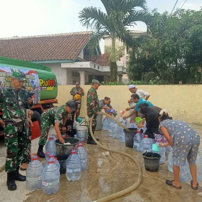 Wujud Kepedulian, TNI-Polri Bantu Air Bersih Warga Pematang Kragilan