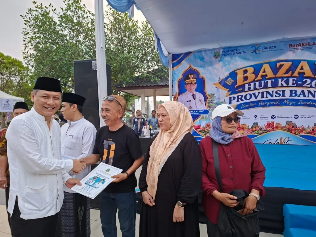 Bazar HUT ke-26 Banten Diserbu Warga, Sekda Deden Serahkan NIB dan Sertifikat Halal