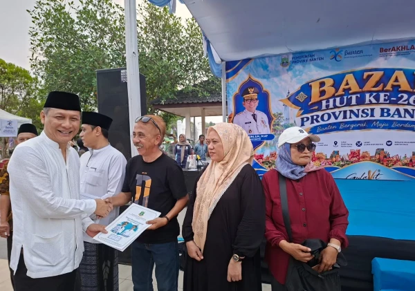 Bazar HUT ke-26 Banten Diserbu Warga, Sekda Deden Serahkan NIB dan Sertifikat Halal