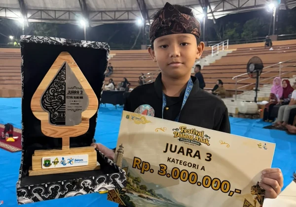 Bawa Nama Cilegon, Rais Hafiz Raih Juara 3 Festival Dalang Anak Banten