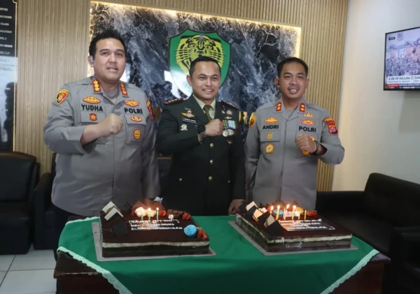 HUT TNI ke-81, Kapolresta Serang Kota Datang Bawa Kejutan ke Kodim 0602