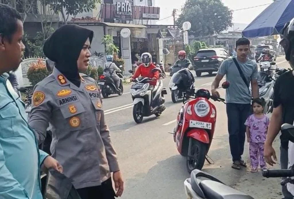 Sigap dan Peduli, Kapolres Lebak Berhenti Bantu Korban Kecelakaan di Jalan Siliwangi