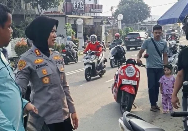 Sigap dan Peduli, Kapolres Lebak Berhenti Bantu Korban Kecelakaan di Jalan Siliwangi
