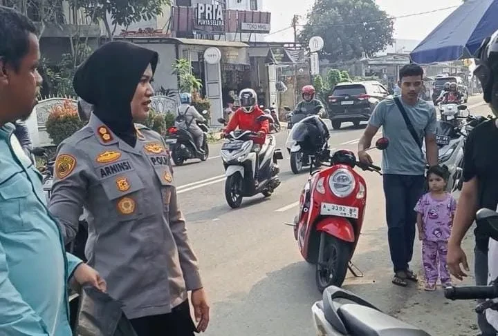 Sigap dan Peduli, Kapolres Lebak Berhenti Bantu Korban Kecelakaan di Jalan Siliwangi