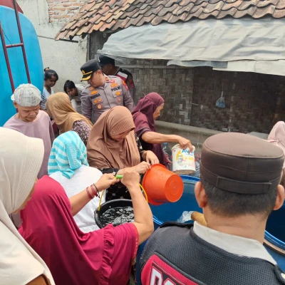 Krisis Air Bersih, Polsek Cikande Salurkan 8.000 Liter Air untuk Warga Kampung Parigi