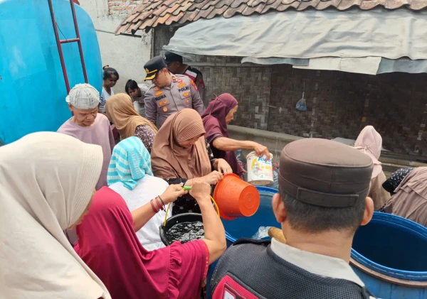 Krisis Air Bersih, Polsek Cikande Salurkan 8.000 Liter Air untuk Warga Kampung Parigi