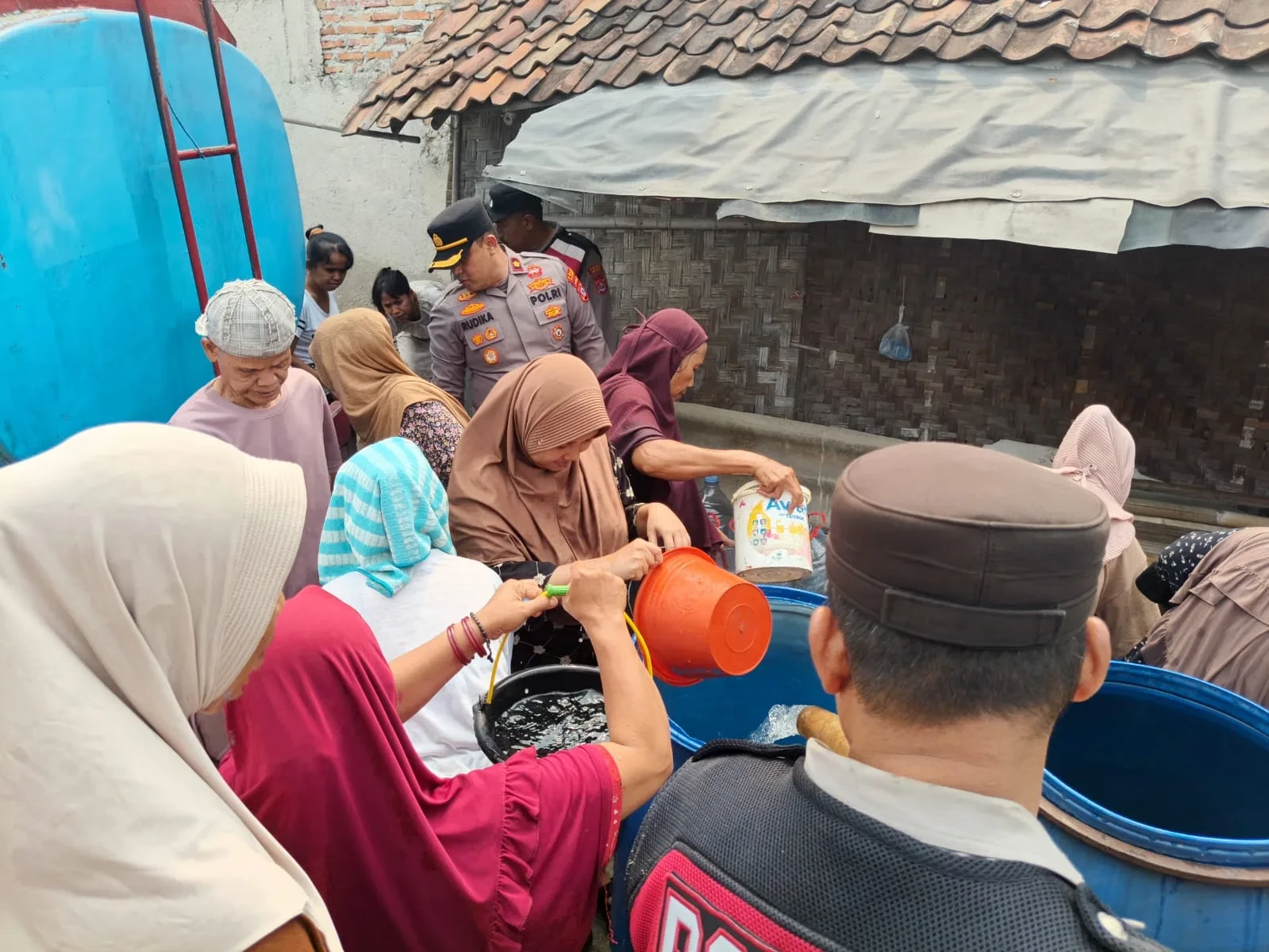 Krisis Air Bersih, Polsek Cikande Salurkan 8.000 Liter Air untuk Warga Kampung Parigi