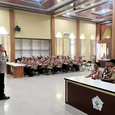 50 Santri Ponpes Assa’adah Dibekali Informasi SPMB SMA Kemala Taruna Bhayangkara